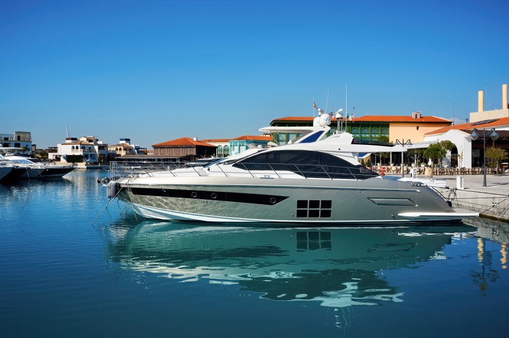 Les bateaux et yachts de luxe permettent de voir la mer Méditerranée de près